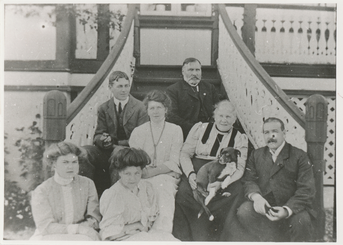 En gruppe personer på trappa foran Berlihuset på Klokkerhaug i Sykkylven.