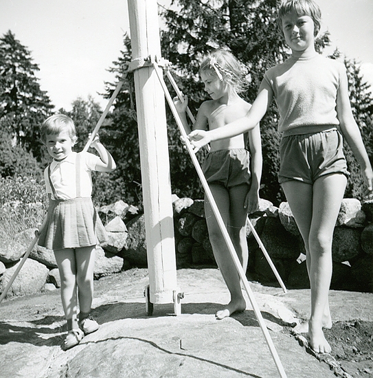 Sommaren 1958 poserande vid flaggstången. Veronika, Inger W., Agneta Lindqvist, f. 1946 Malmö, yngre syster till Binnie som gifte sig med Göran W.