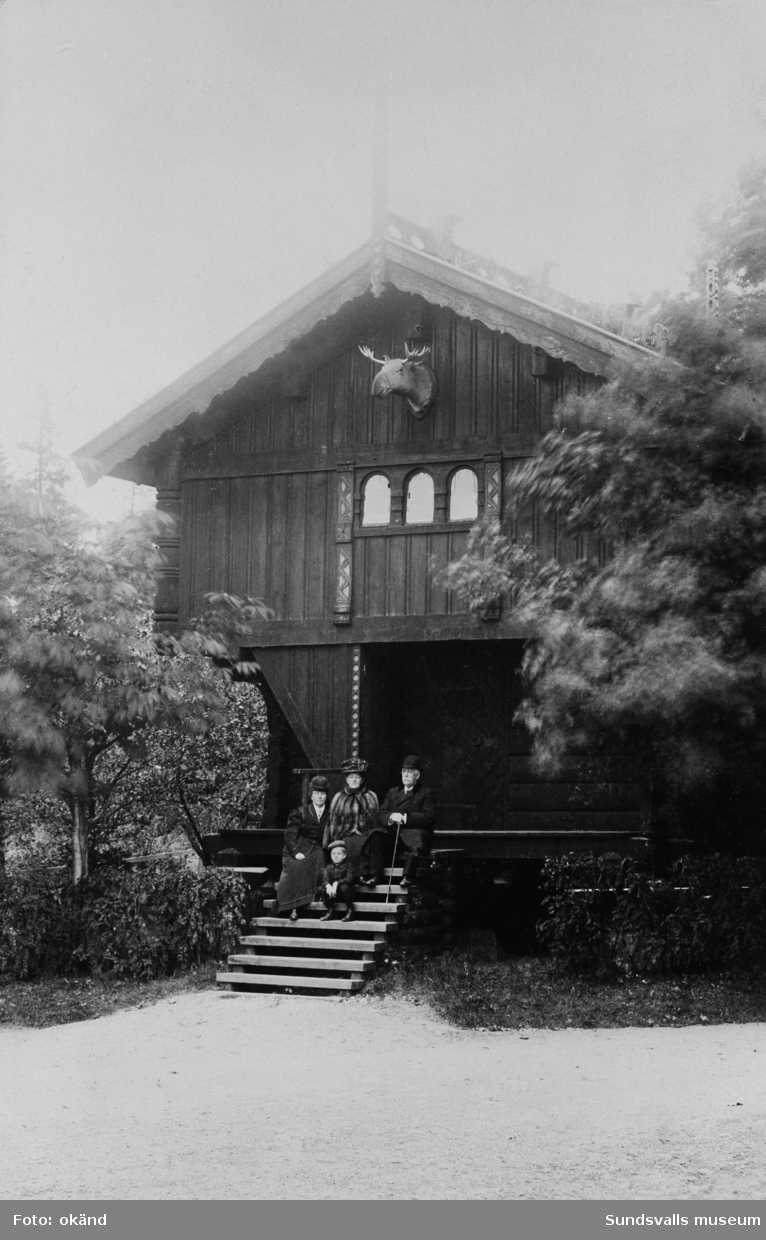 G P och Anna Braathen med sonen Gustav samt Elin Nilsson, som periodvis bodde hos familjen Braathen i Hofvid. Familjen sitter på trappan till stabburet vid Hofvids herrgård.