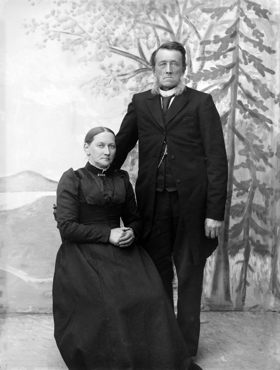Pro: Paul Eilertsen Hvattum med kone Rønnaug, født Elstad. 30.04.1900. Gruppebilde, ektepar.