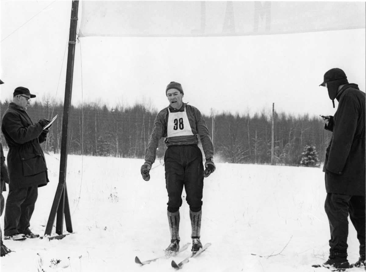 Bäck, Arnold. A 6, RegM på skidor. Till vänster: Carl-Erik Jansson.