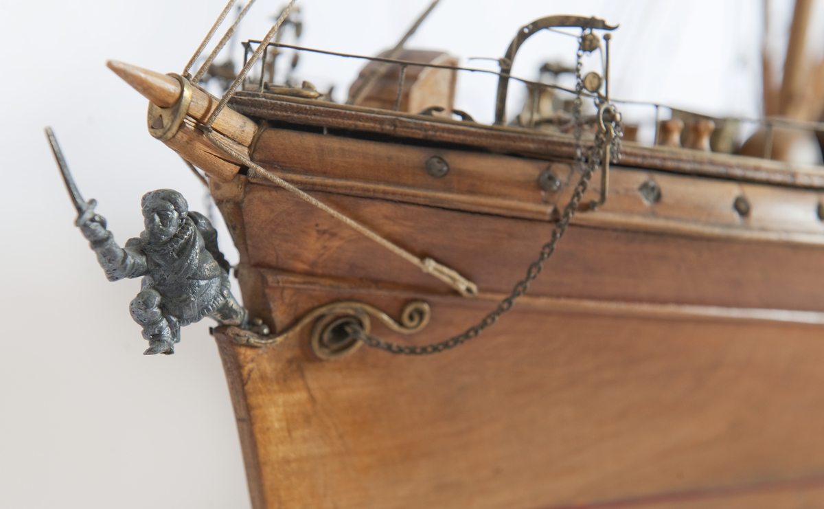 Fartygsmodell, hel i block av trä och metall, ångfartyget "Thor", skonertriggat med tre rår, stående och löpande rigg, tre lastbommar. Back med kapp, fördäck med två lastluckor, midskeppsbrygga med skorsten och styrhytt av mässing, halvdäck med skylight, 4 livbåtar i dävertar. Galjonsbild: svartmålad mansfigur med svärd. Träfärgat skrov med röd vattenlinje.