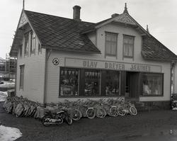 Olav Dreyer Jægtnes' butikk i Strandgata på Sortland 1955. P