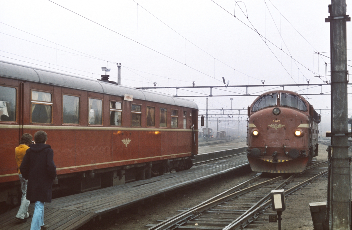 Ekstratog til Skreia med NSB dieselmotorvogn BM 86F 09 i spor 2 og NSB dieselelektrisk lokomotiv Di 3 627 i spor 1 på Eina stasjon.