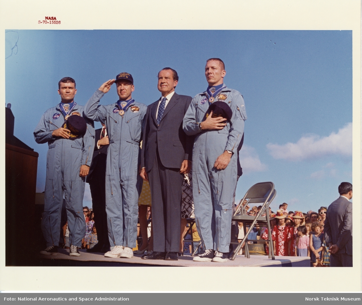 Astronautene Fred W. Haise, James A. Lovell og John L. Swigert hilser det amerikanske flagget etter å ha mottatt the Presidential Medal of Freedom etter romferden med Apollo 13 av president Richard Nixon.