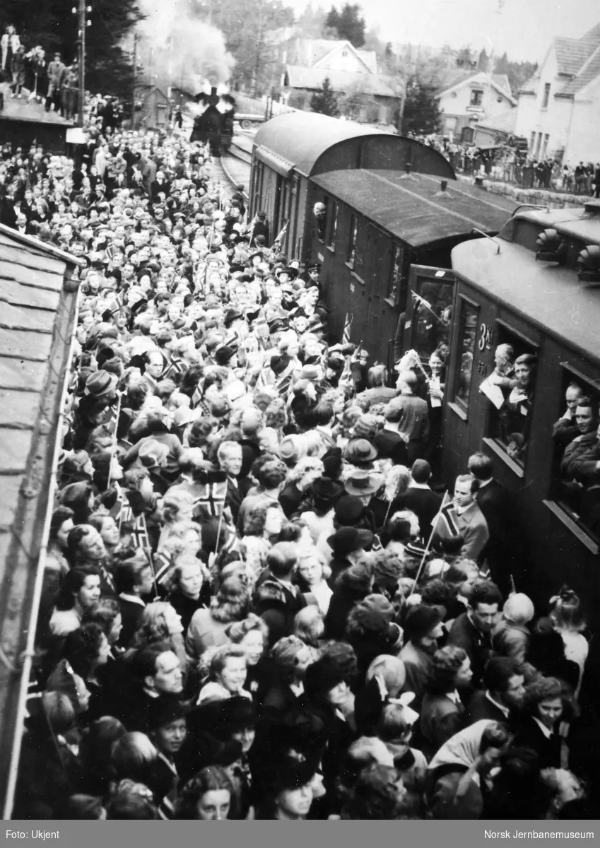 Grinifanger ankommer Askim stasjon etter frigjøringen