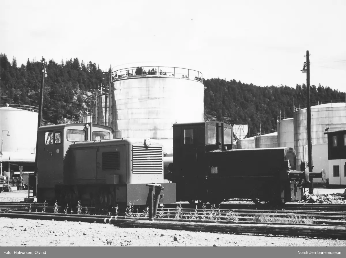Levahn diesellokomotiv til Statens Havnevesen, Berlevåg, under prøvekjøring på Sjursøya før levering - Norske Shells diesellokomotiv i bakgrunnen