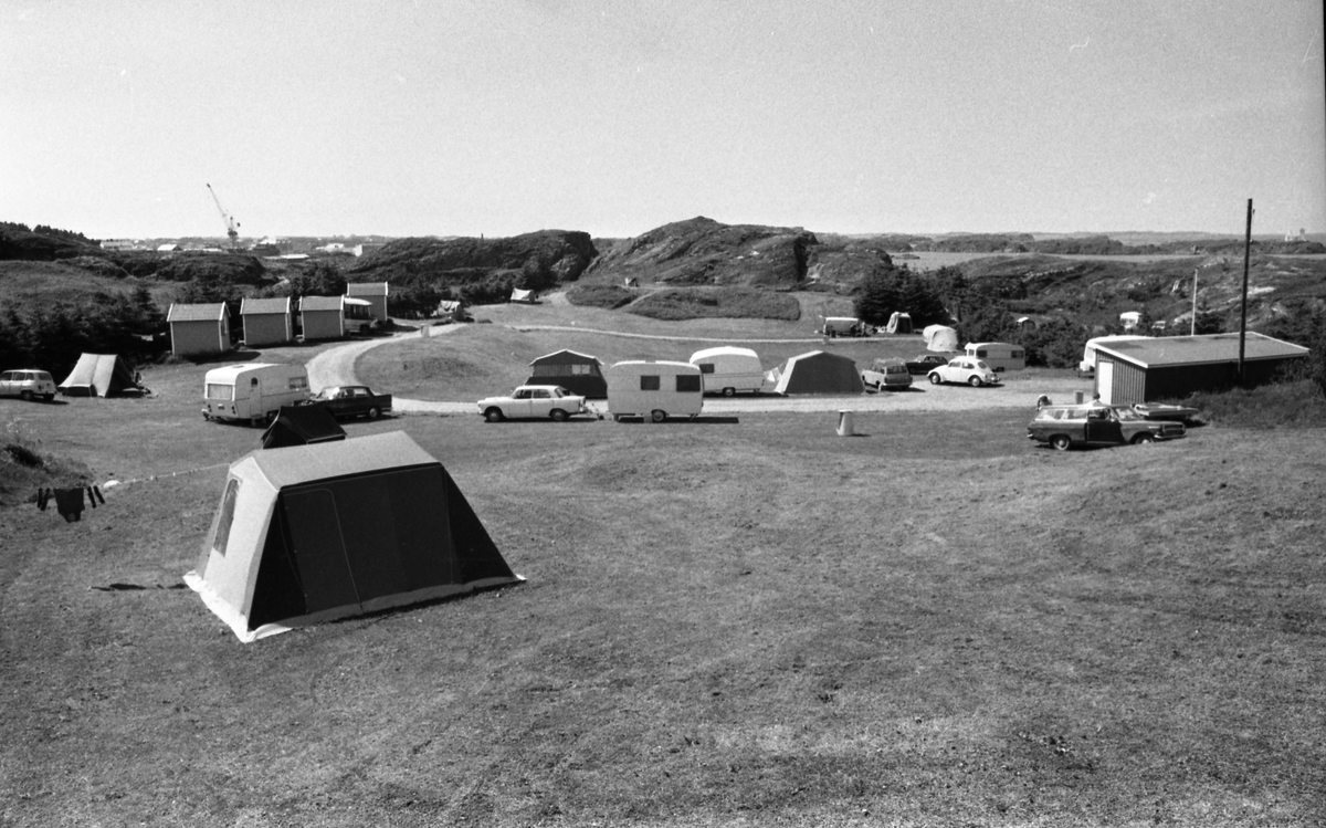 Haraldshaugen Camping Minner fra årets ferie. Ektepar med barn har ankommet med bil og gjør klar til en matbit. Oversikt over campingplassen. Et yngre par som er på teltur nyter matpausen.