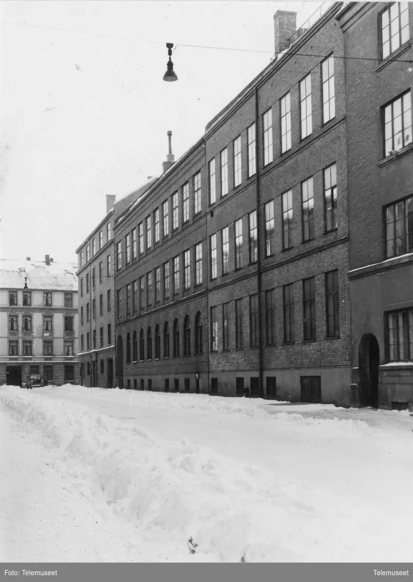 Bygninger telefonsentraler  Fagerborg sentral fasaden med inngangen vintermotiv