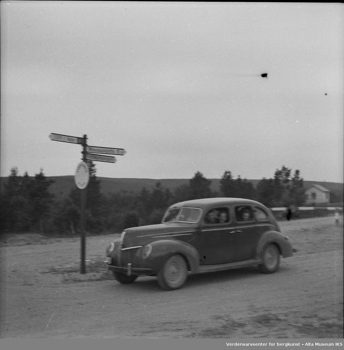En bil står ved et veikryss. Bildet er fra en Finlandstur.