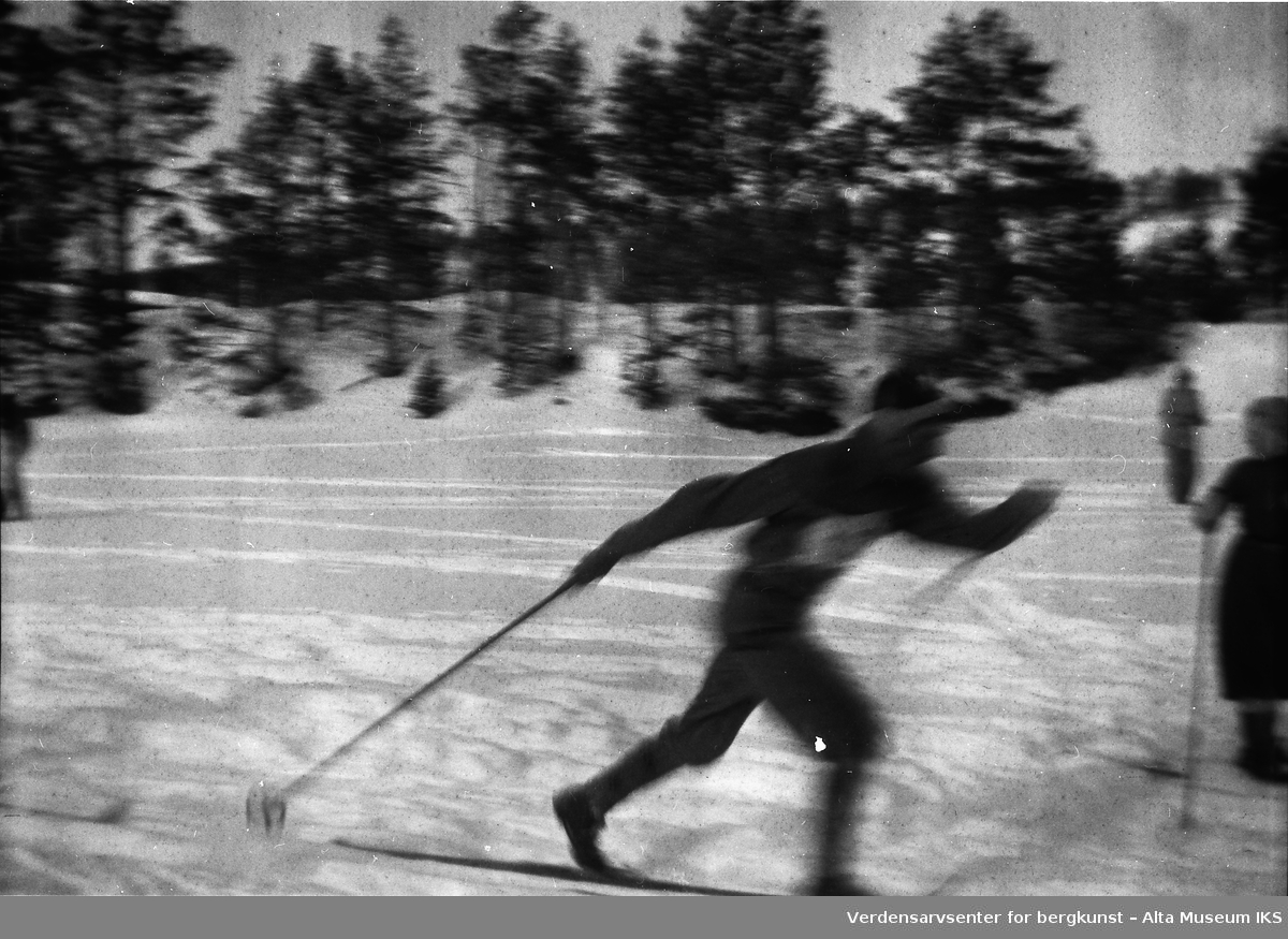 En skigåer i full fart går i løypen under et løp.