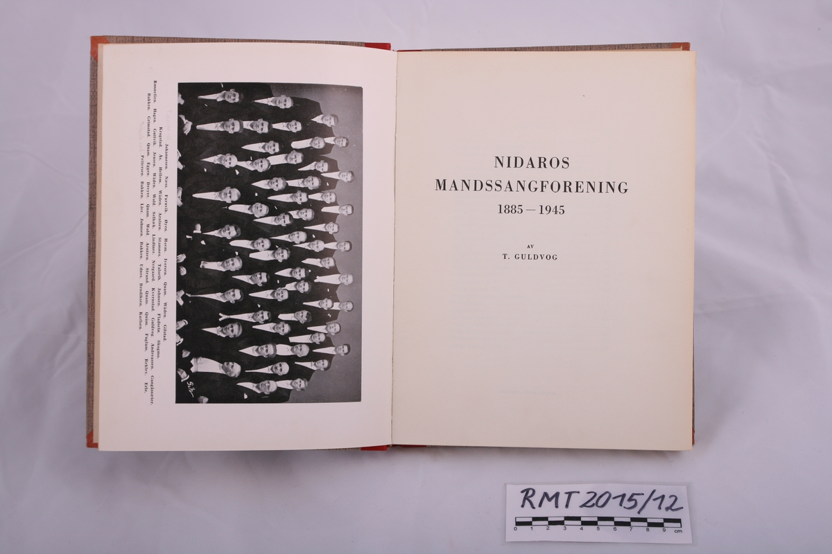 Nidaros Mandsangforening 1885 - 1945.
Bok gitt ut i forbindelse med jubileumet i 1945. 

Giver har flere slektninger som har sunget i koret.
