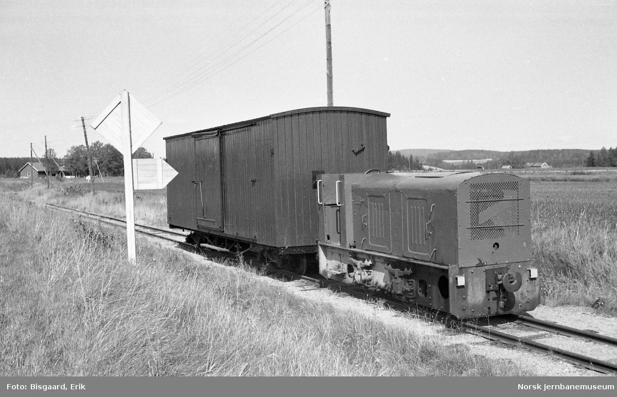 Museumsbanens Jung-diesellokomotiv med godsvogn litra Go nr. 26