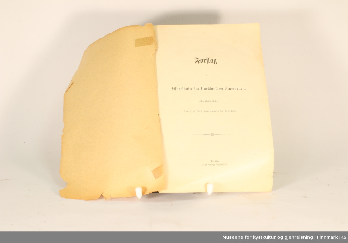 Hefte fra 1895. Brune permer uten tekst, inne hvitt papir med sort tekst.
Bakerst er diagram som brettes ut.