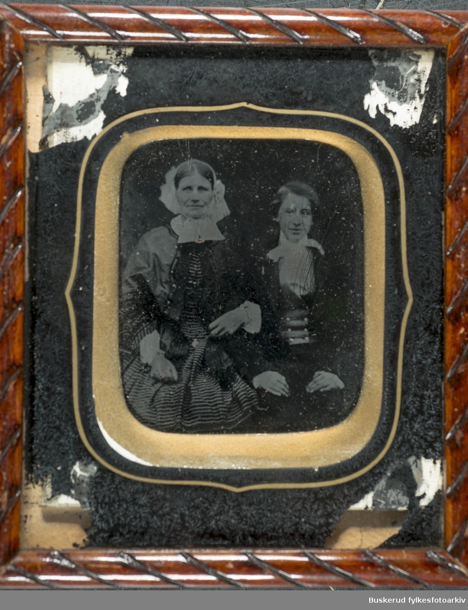 Ferrotypi
Maren Glatved (madam Glatved) med sin sønn Lauritz Glatved (f. 1844-d. 1901)
i ramme med glass
