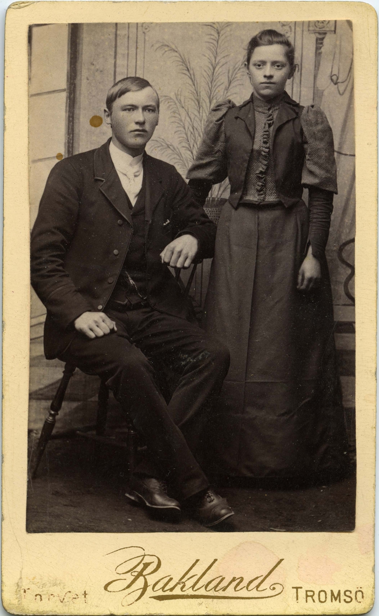 Ukjent ung mann og kvinne poserer for et bilde.