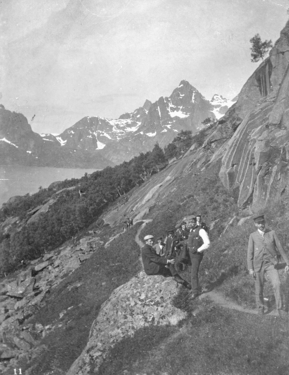 "Opstigning til Digermulen." En gruppe studenter står på en sti. I bakgrunnen kan man se natur og fjell.