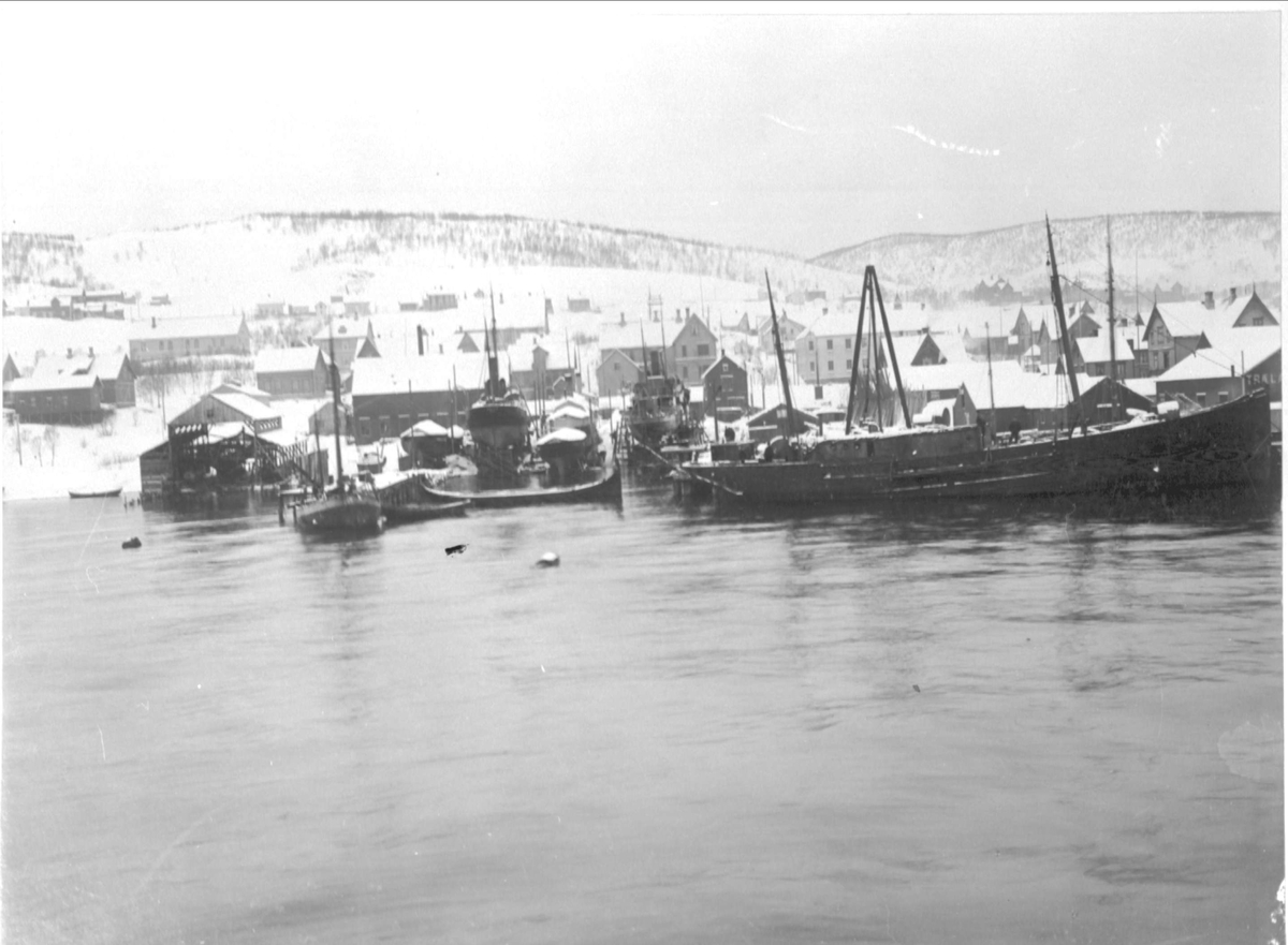Kaarbøverkstedet, fotografert fra sjøsiden, med "Sørfold" og "Viking" på slippene.