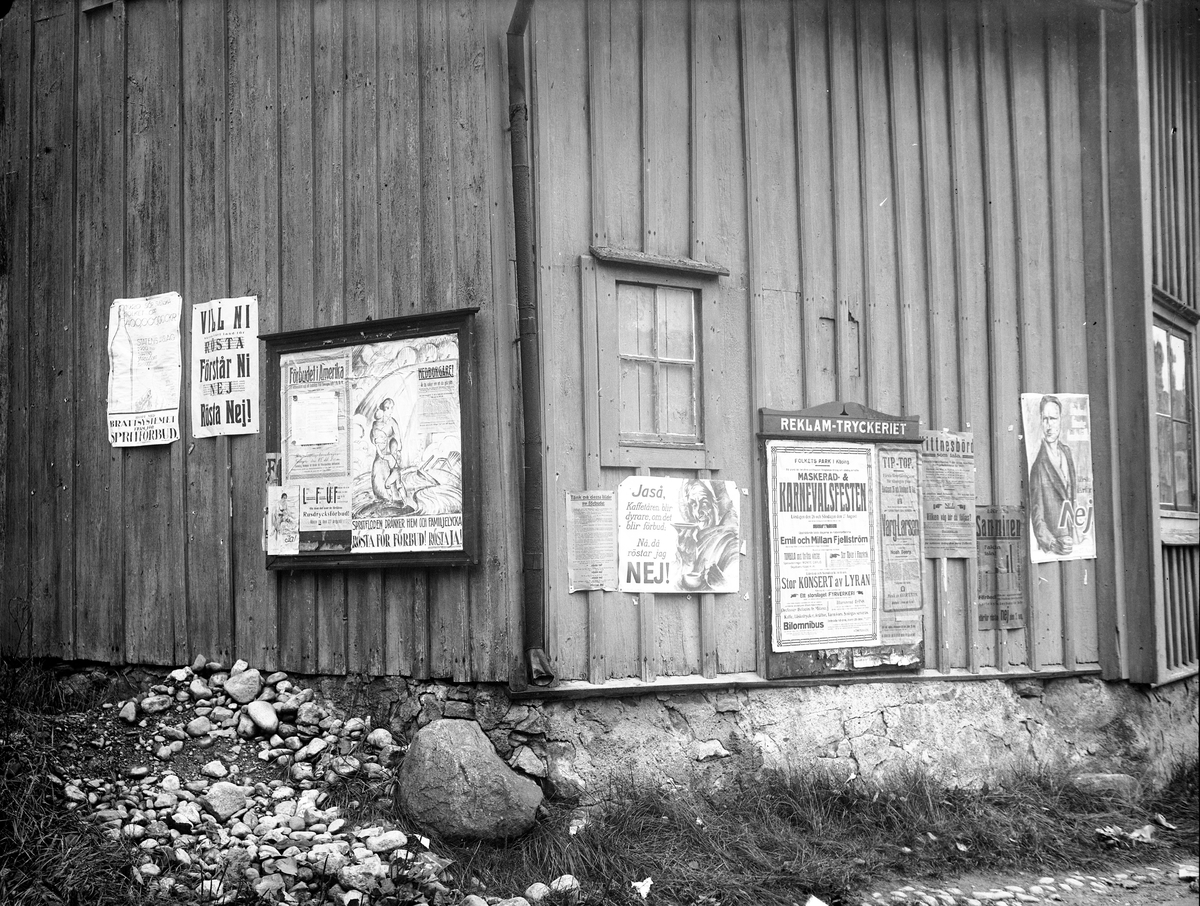 Dandernellska gården 1922 fungerade som annonshörna vid förbudsomröstningen samt för karneval i Folkets Park 26/8-27/8 1922. Fotograf: KJ. Österberg Fotokopia finns.