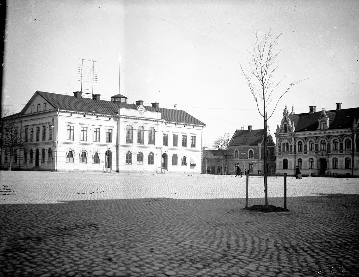 Stora Torget med rådhuset före ombyggnaden.

Fotograf: Ellert Johan Viktor Sörman.

Fotokopia finns.