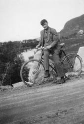 Harry Strand med sykkel på Bergsengbrua.