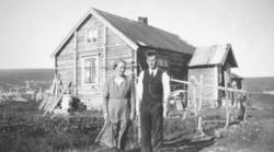 "Ella (f.Pedersen) og Arnt Nilsen foran deres hus på Sudines