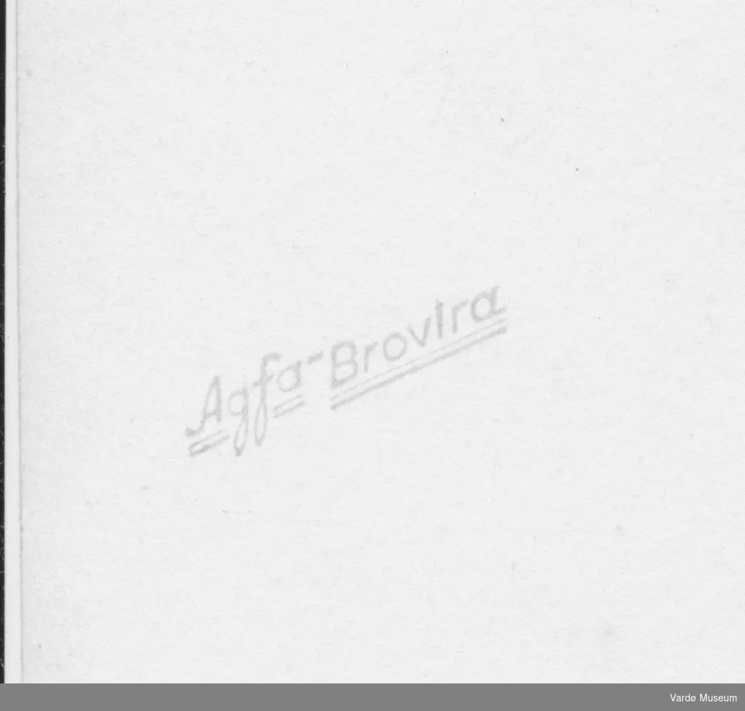 Bakside på papirkopier fra serie fra VH.F 001911 til 001937.

Papiret er av merket Agfa-Brovira. Designet på baksiden tyder på at papiret er produsert under 2ndre verdenskrig.