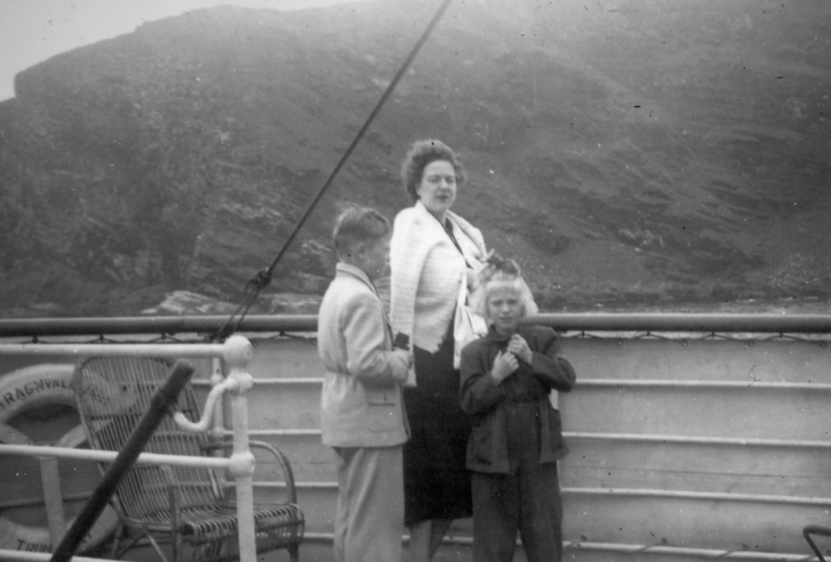 Sommeren 1952, ombord på Ragnvald Jarl på tur nedover mot Bergen. Fra venstre: Roy Hamlet, Mary Lill og Inger-Lill. Navnet på båten kan leses på livbøya bak til venstre i bildet.