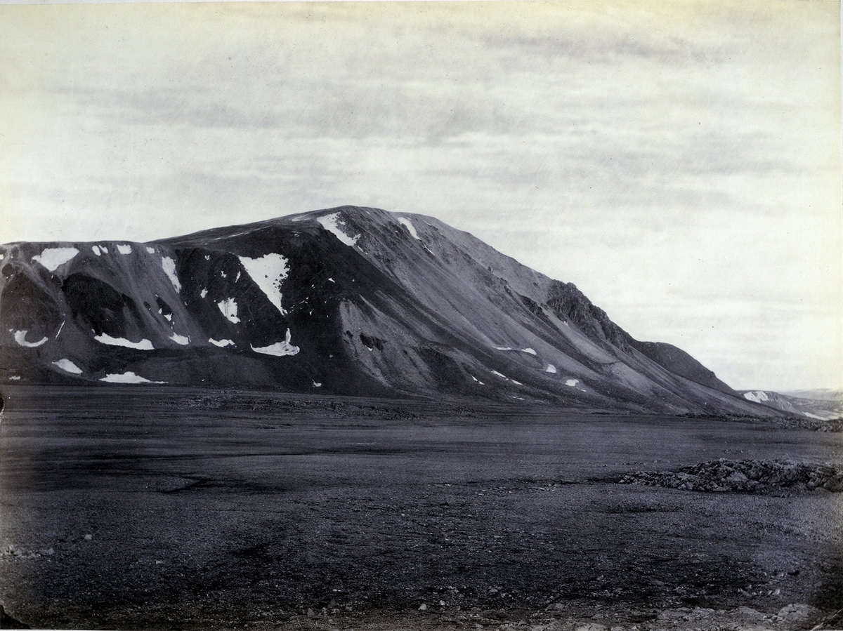 "Hecla Mount near Hecla Cove in Treurenberg-bay". Heklaberget vid Sorgfjorden.