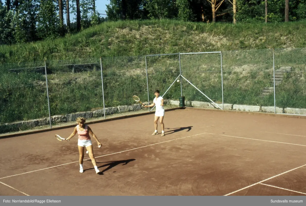Tennisspelande familj vid Thulevallen i Matfors.