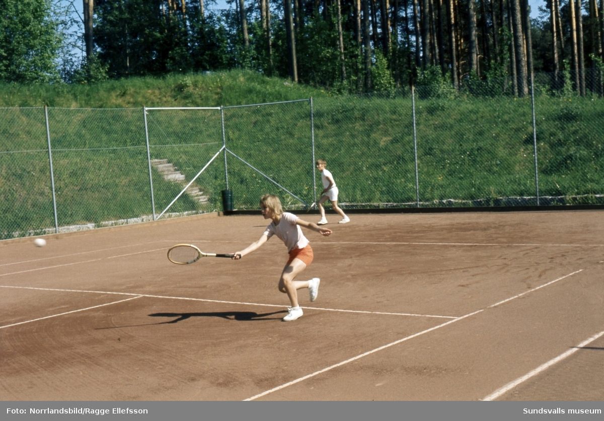 Tennisspelande familj vid Thulevallen i Matfors.