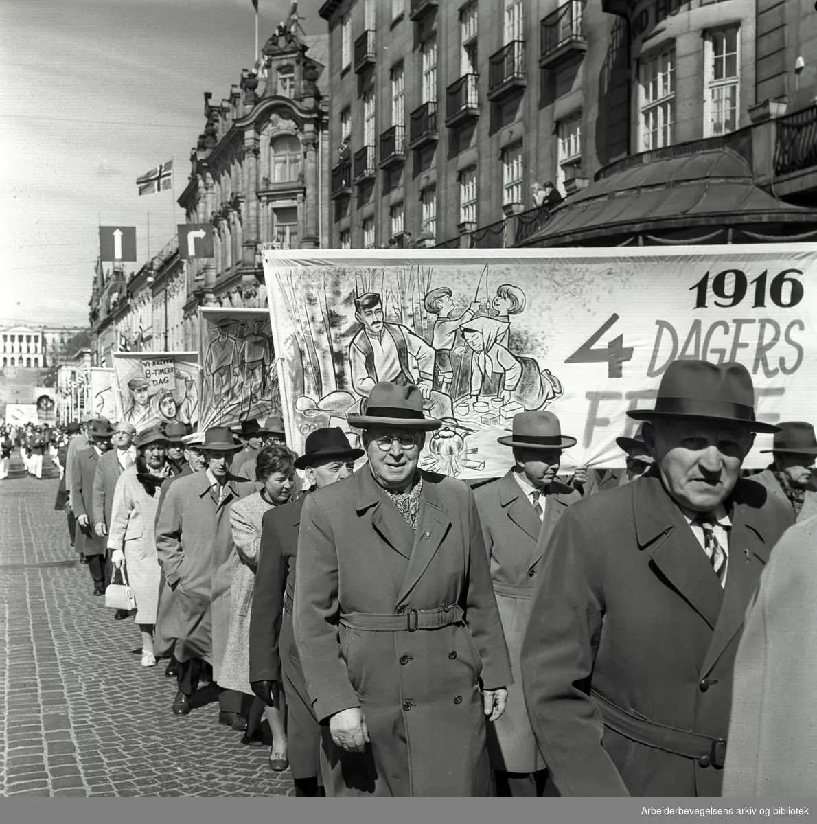 1. mai 1962 i Oslo.Demonstrasjonstoget i Karl Johans gate.Parole: 1916 - 4 dagers ferie.
