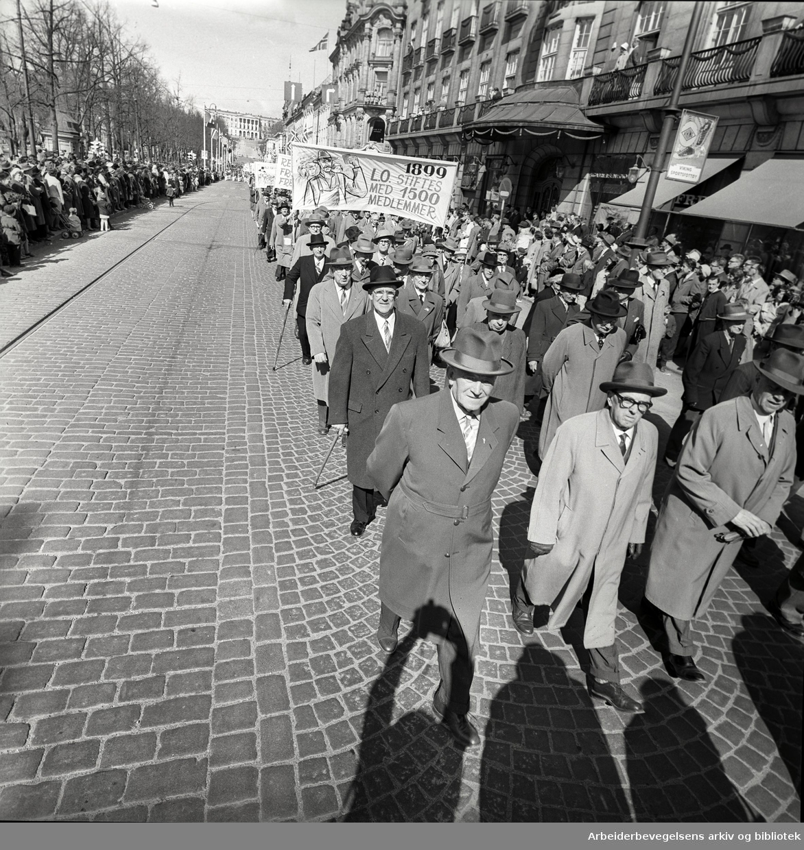 1. mai 1962 i Oslo.Demonstrasjonstoget i Karl Johans gate.Parole: 1899 LO. Stiftes med 1500 medlemmer