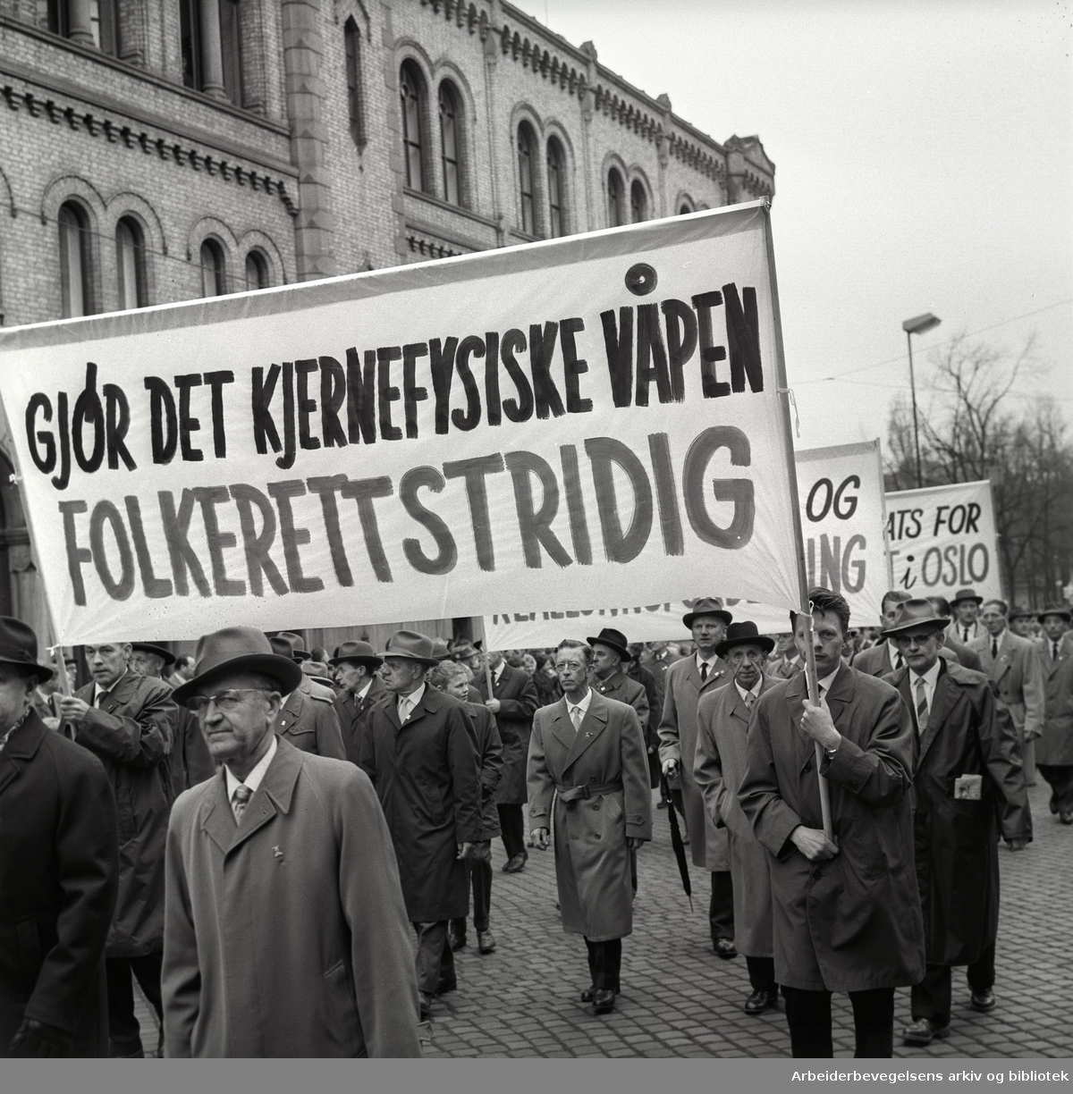 1. mai 1963 i Oslo.Demonstrasjonstoget i Karl Johans gate..Parole: Gjør det kjernefysiske våpen folkerettstridig