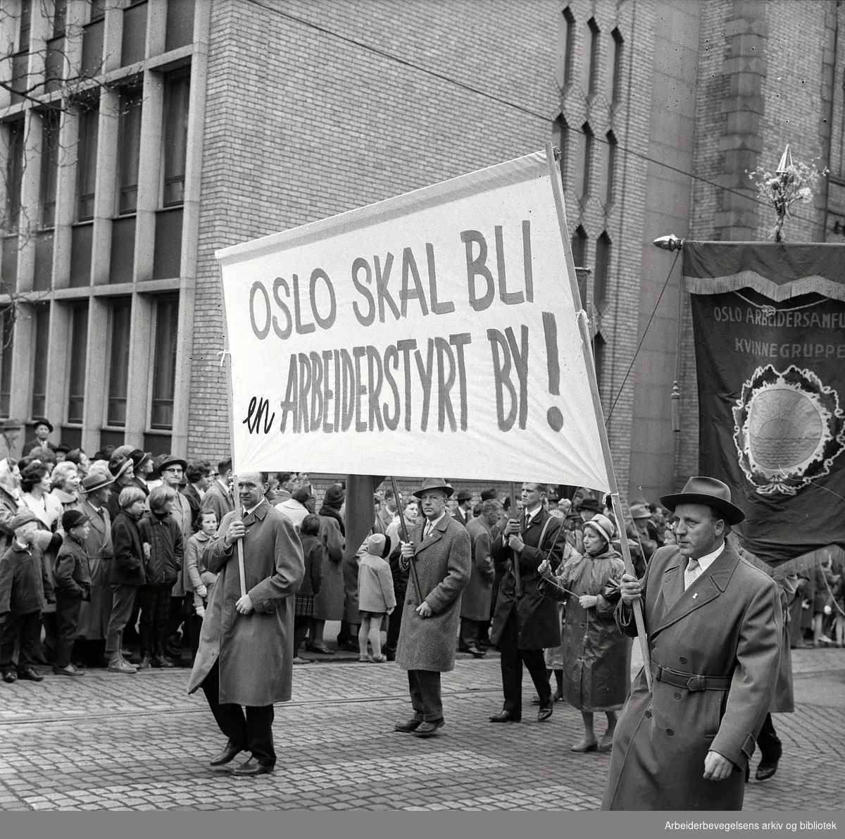 1. mai 1963 i Oslo.Demonstrasjonstoget i Karl Johans gate..Parole : Oslo skal bli en arbeiderstyrt by!.
