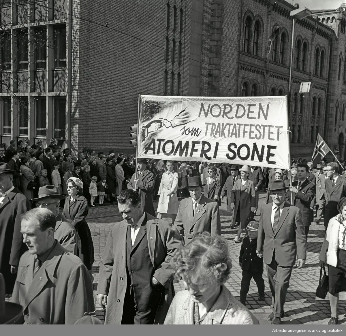 1. mai 1964 i Oslo.Demonstrasjonstoget i Karl Johans gate.Parole: Norden som traktatfestet atomfri sone