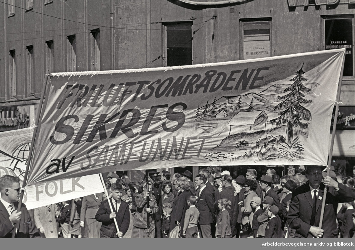 1. mai 1965 i Oslo.Demonstrasjonstoget i Karl Johans gate.Prole: Friluftsområdene sikres av samfunnet.