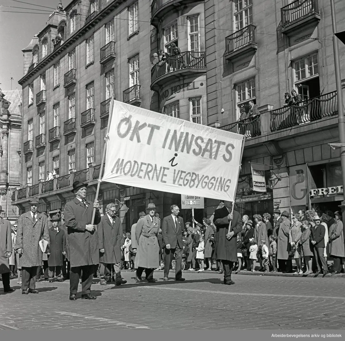 1. mai 1965 i Oslo.Demonstrasjonstoget i Karl Johans gate.Parole: Økt innsats i moderne vegbygging.