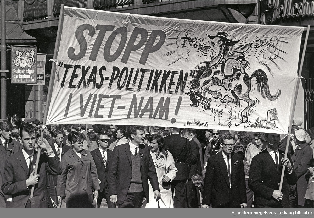 1. mai 1965 i Oslo.Demonstrasjonstoget i Karl Johans gate.Parole: Stopp Texas-politikken i Vietnam!