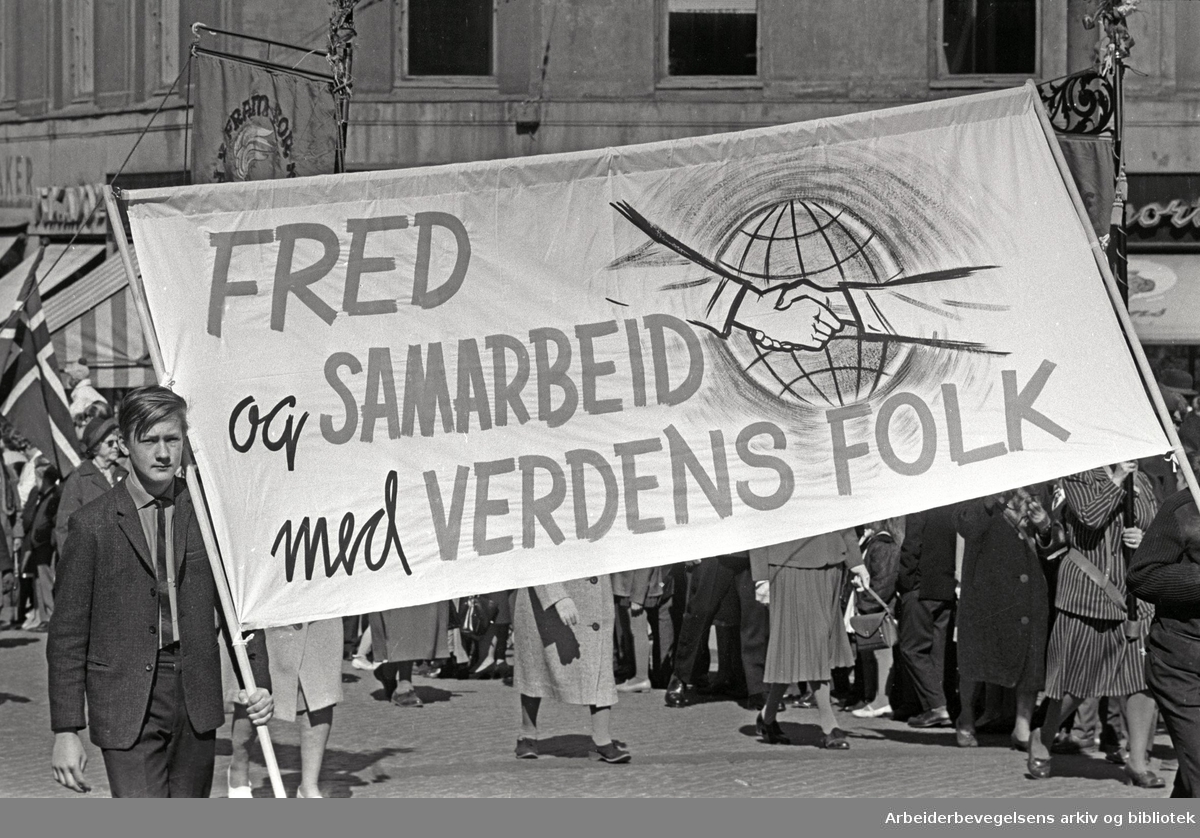 1. mai 1965 i Oslo.Demonstrasjonstoget i Karl Johans gate..Parole: Fred og samarbeid med verdens folk
