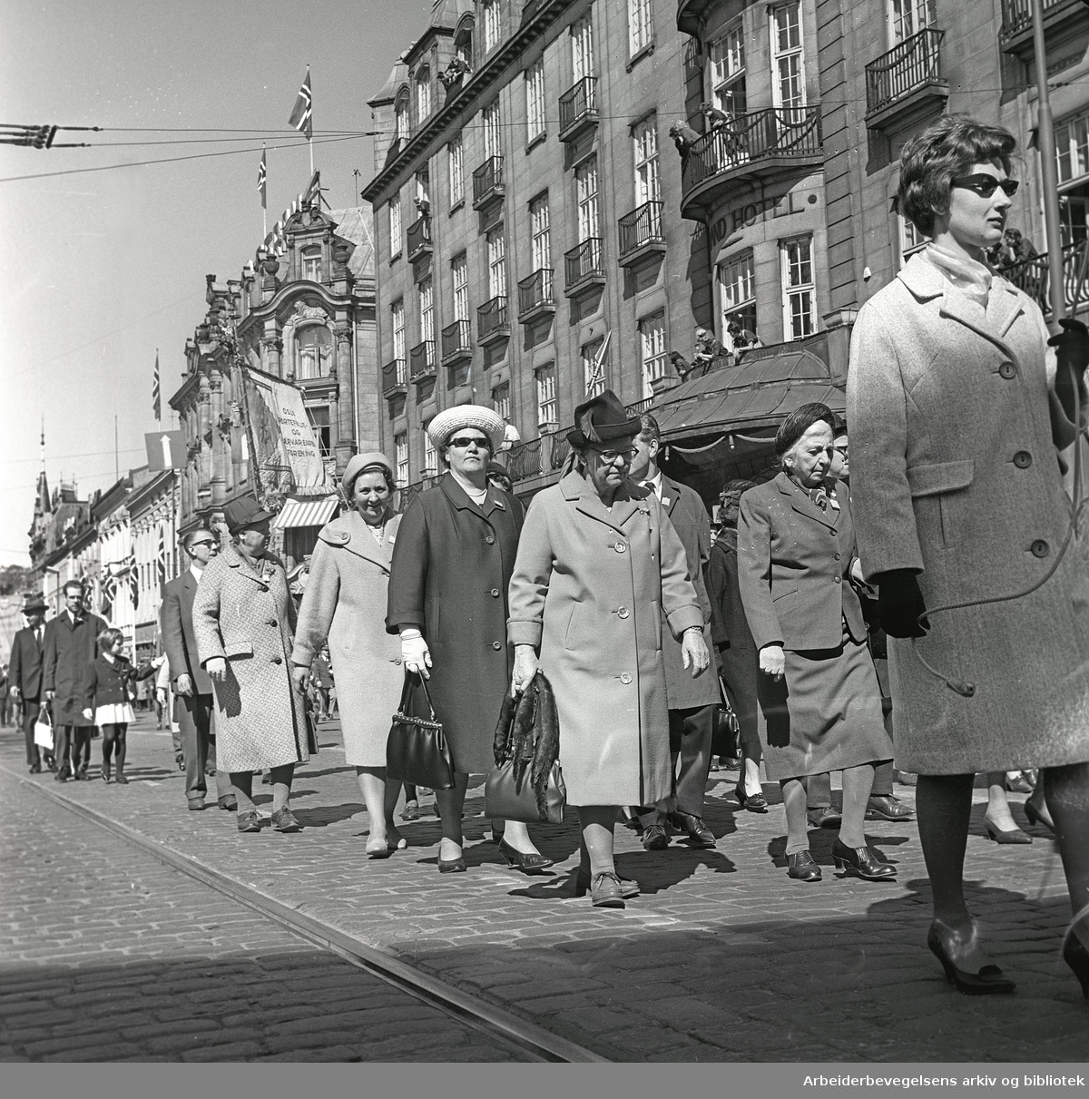 1. mai 1965 i Oslo.Demonstrasjonstoget i Karl Johans gate.Fane: Oslo Portefølje- og Lærvarearb. Forening