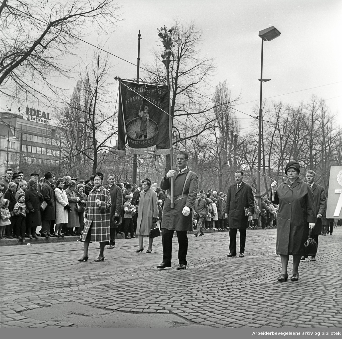 1. mai 1966 i Oslo.Demonstrasjonstoget i Karl Johans gate.Fane: Norsk Jern og Metallarbeiderforbund.Fanebærer: Erland Mikkelsen.