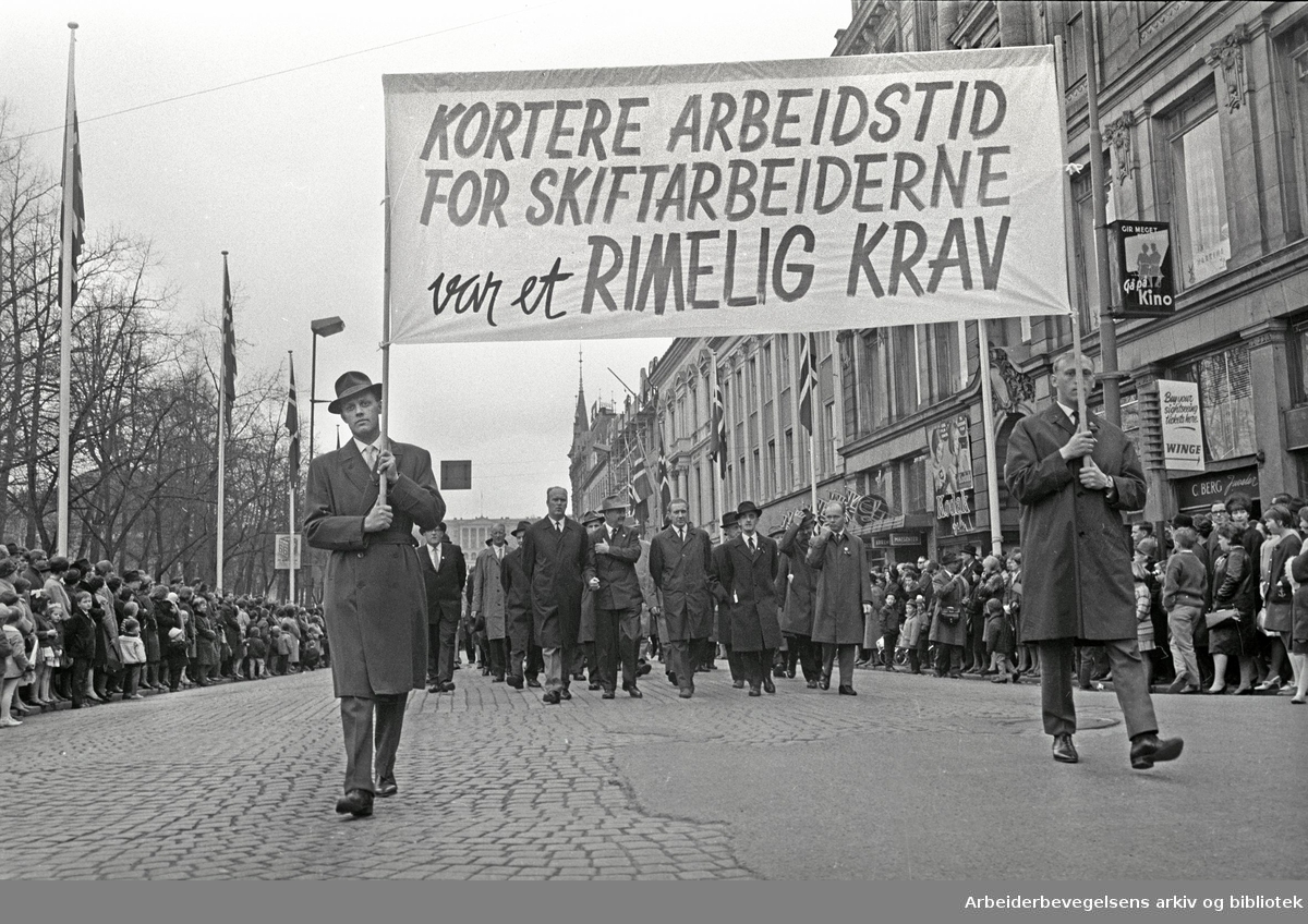 1. mai 1966 i Oslo.Demonstrasjonstoget i Karl Johans gate.Parole: Kortere arbeidstid for skiftarbeiderne var et rimelig krav.