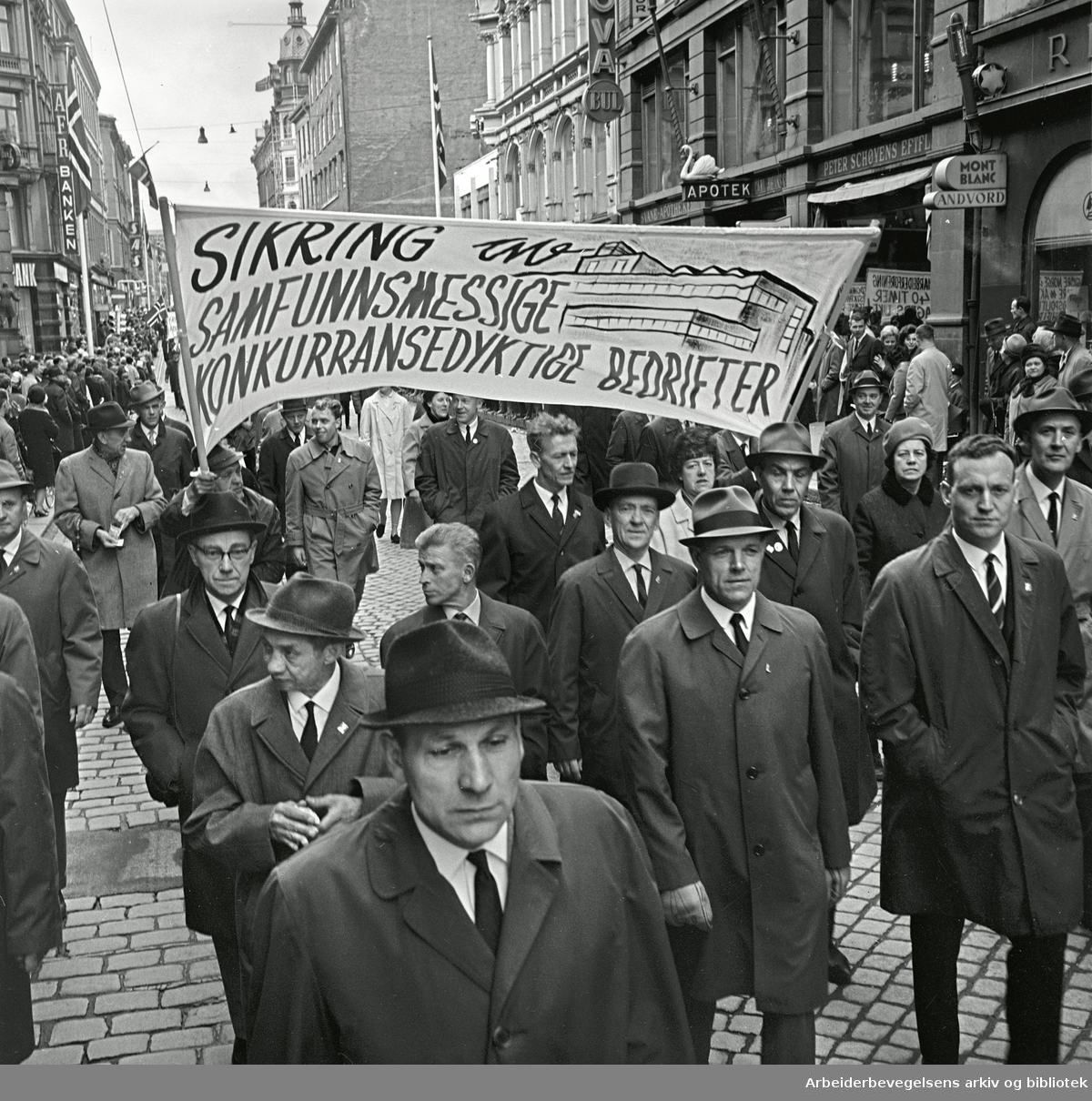 1. mai 1967 i Oslo.Demonstrasjonstoget.Parole: Sikring av samfunnsmessige konkurransedyktige bedrifter