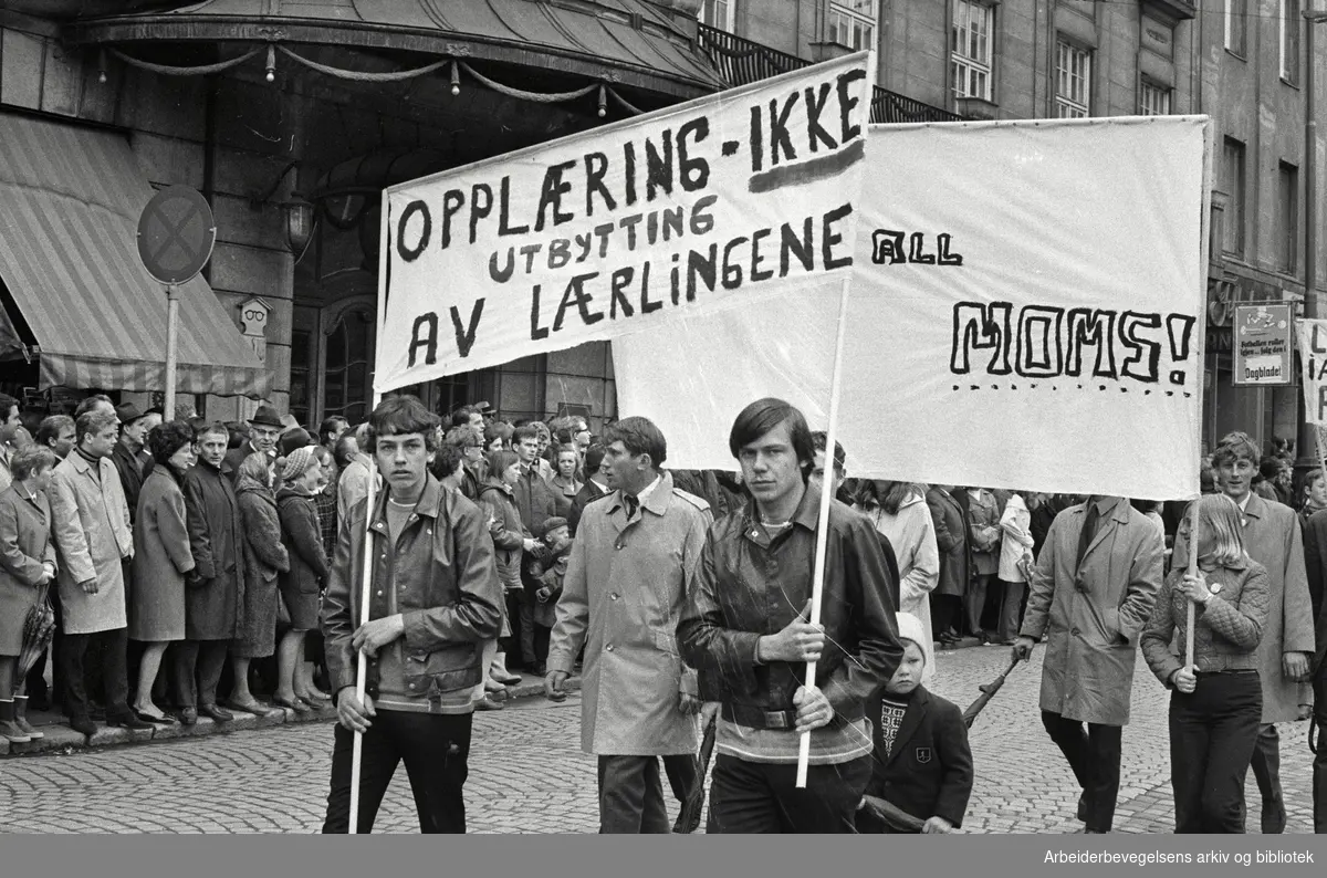 1. mai 1969 i Oslo.Demonstrasjonstoget i Karl Johans gate.Parole: Opplæring - Ikke utbytting av lærlingene.AUF