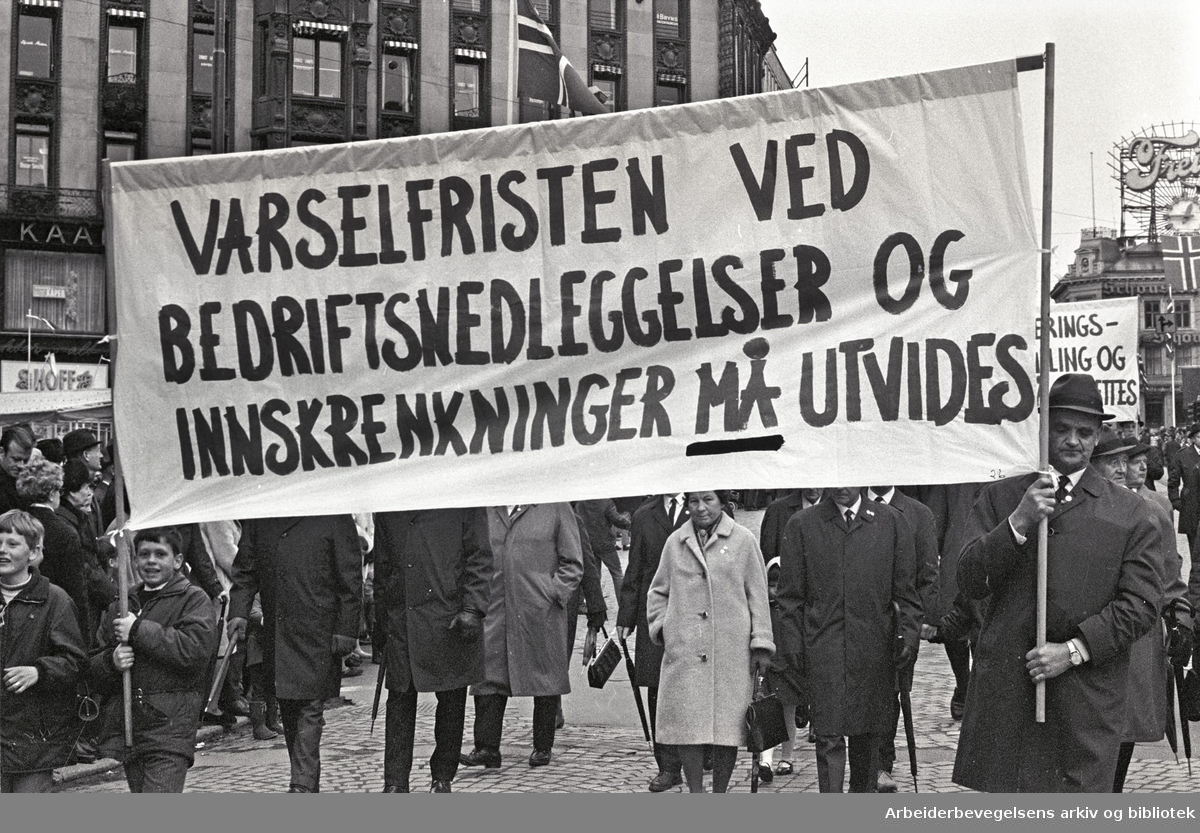 1. mai 1969 i Oslo.Demonstrasjonstoget i Karl Johans gate.Parole: Varselfristen ved bedriftsnedleggelser og innskrenkninger må utvides