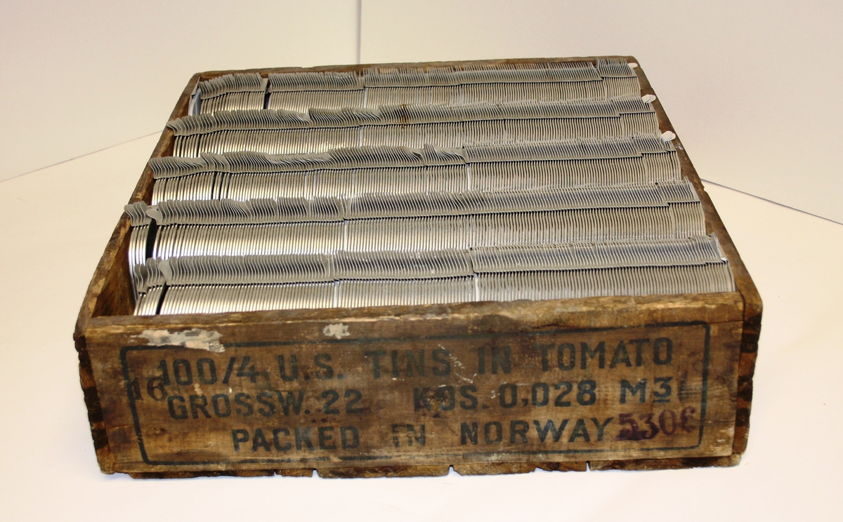Trekasse med aluminiumslok til sardinbokser
ca 600-700 lok i ein full kasse