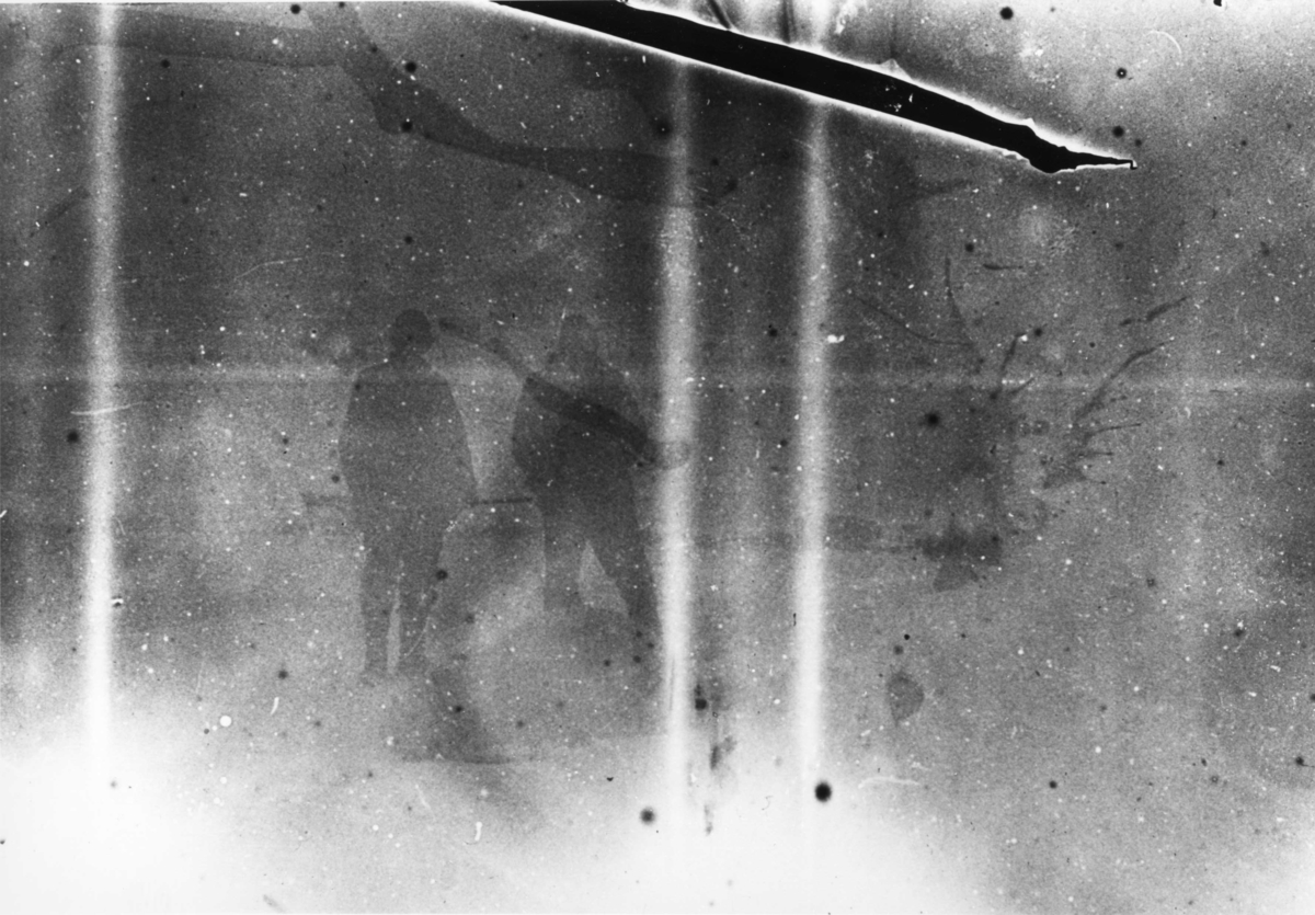 Oretuscherad. Isvandringen. Skjuten isbjörn med troligen S A Andrée till vänster och Knut Fraenkel till höger. Reprofotografi av gm.III-68.