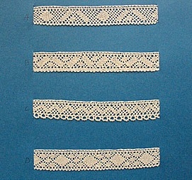 Blått kartongark med fyra prover på knypplad skånsk spets från Villands härad. Vid varje prov står en stor bokstav.
A. 13 x 2 cm, knypplad med 13 par pinnar
B. 13 x 2 cm, knypplad med 14 par pinnar
C. 13 x 2 cm, knypplad med 13 par pinnar
D. 13 x 2 cm, knypplad med 15 par pinnar
