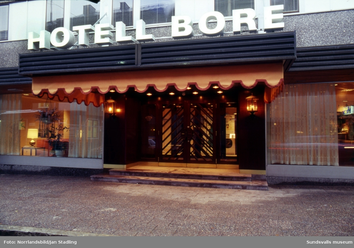 Exteriör- och interiörbilder av Hotell Bore och restaurang Maxim på Trädgårdsgatan. Entré, reception, hotellrum, badrum, restaurang, bardisk.